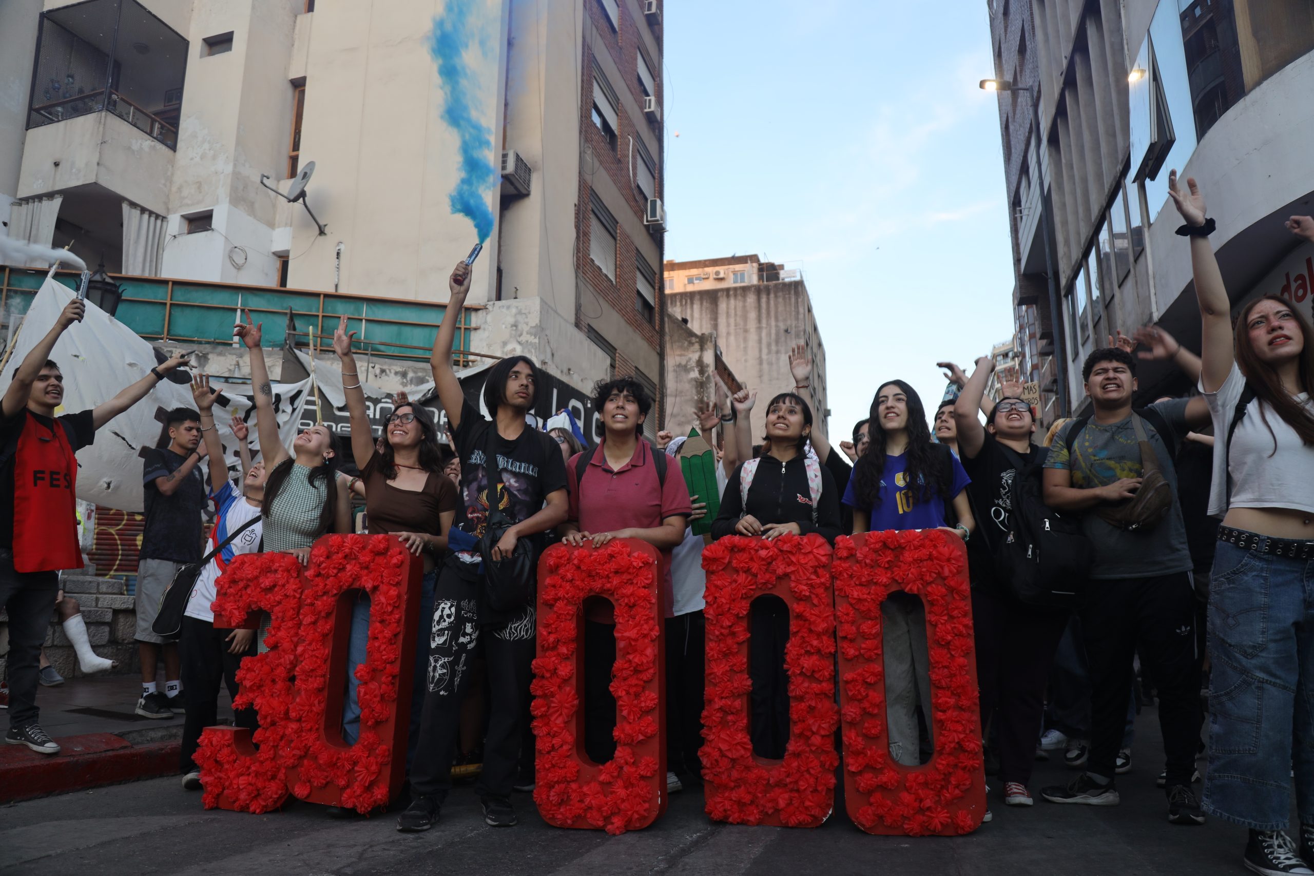 Argentine students continue to march against the crimes and disappearances of the past Argentine students continue to march against the crimes and disappearances of the past