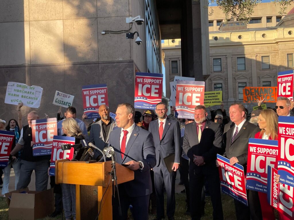 Arizona Republicans Push to Criminalize Protesters for “Obstructing” ICE Arrests Arizona Republicans Push to Criminalize Protesters for “Obstructing” ICE Arrests