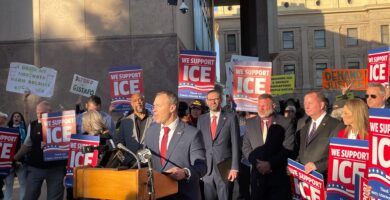 Arizona Republicans Push to Criminalize Protesters for “Obstructing” ICE Arrests Arizona Republicans Push to Criminalize Protesters for “Obstructing” ICE Arrests